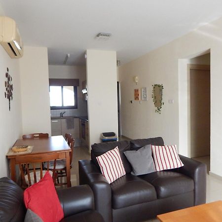 Barlee'S Apartment Paralimni Exterior photo